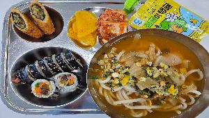 한우우엉채맘김밥 (1.2.5.6.10.15.16),김치어묵우동 (1.5.6.9),단무지무침 ,김말이핫바 (1.5.6.17.18),배추김치 (9),청귤주스 (13)
 ,