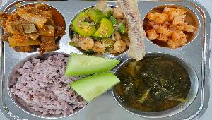 흑미밥 ,근대버섯국s (5.6),돈갈비김치찜 (9.10),애호박새우젓볶음 (9),롱살오징어튀김 (1.2.5.6.17.18),깍두기 (9),멜론 
 ,